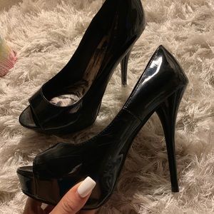 Black pumps